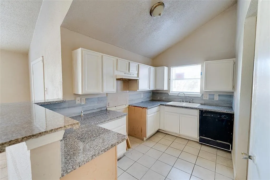4 bed, 2.0 bath, 1439 sqft, $1,800 — Photo 4