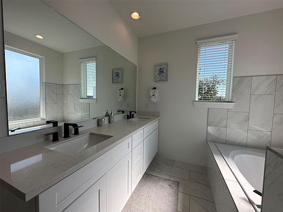 4th image of 2714 Nagle St