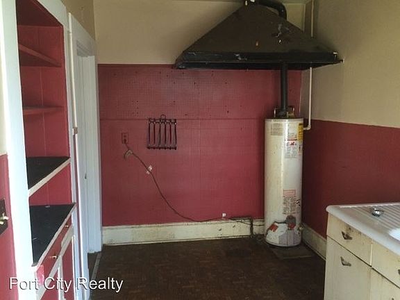 5th image of 2432 Creswell Ave APT 2