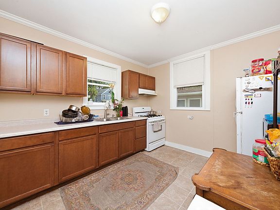 4th image of 611 Webster St