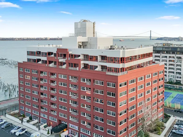 80 Bay Street Landing image 27 of 31