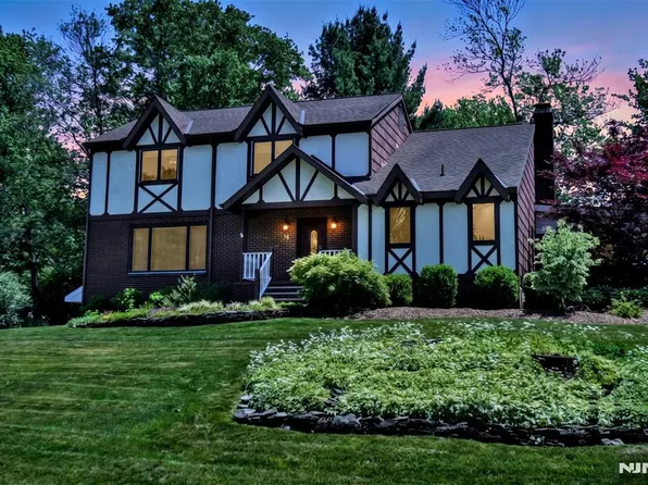 16 Weeden Dr, West Milford, NJ 07480