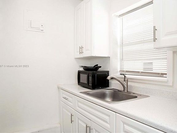 4th image of 4109 N Ocean Dr #11