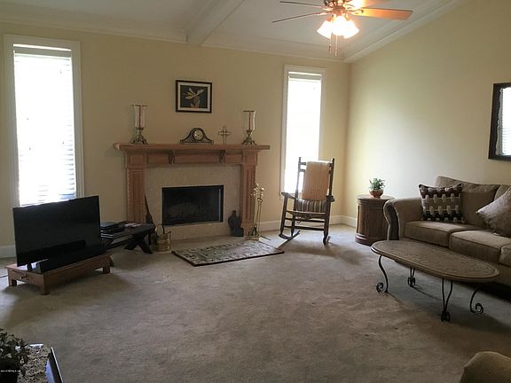 5th image of 379 Cassia St