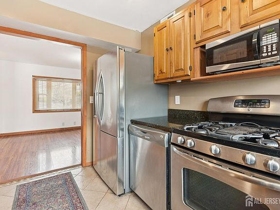 4th image of 32 Glenville Rd