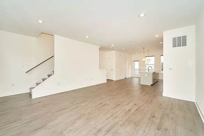 727 Perth Ln — Photo 6