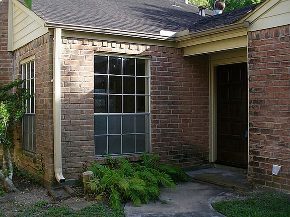 2nd image of 805 Chateau Pl