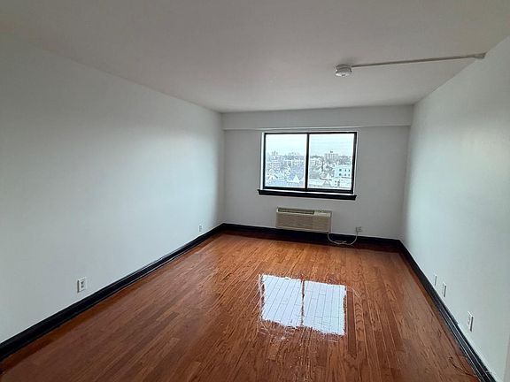 4th image of 60 Parkway Dr E APT 8DD