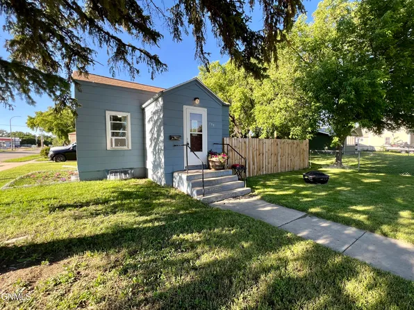 758 3rd St SW, Valley City, ND 58072