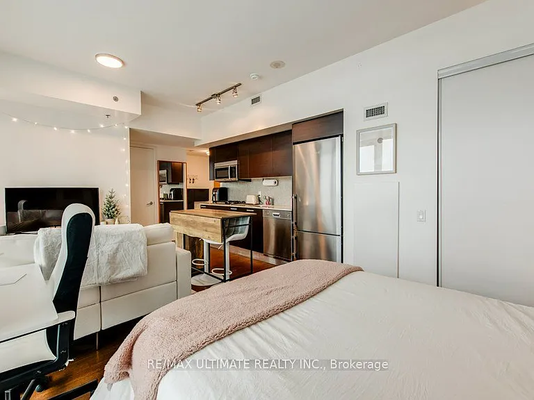 375 King St W #2710 — Photo 18