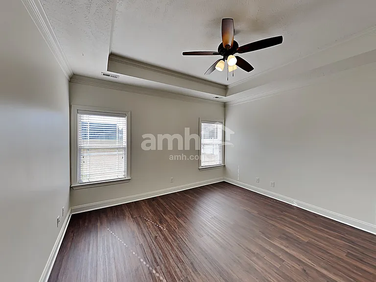 572 Laurel Ln — Photo 10