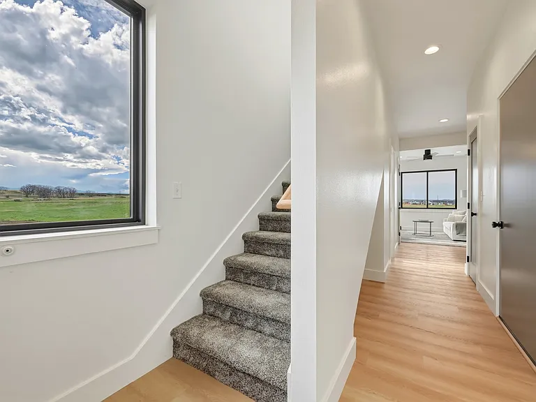 1375 Duncan Dr — Photo 2