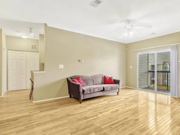 5132 Brittney Elyse Cir APT I, Centreville, VA 20120