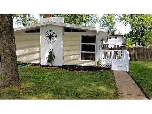 8 Sands Point Dr photo 1
