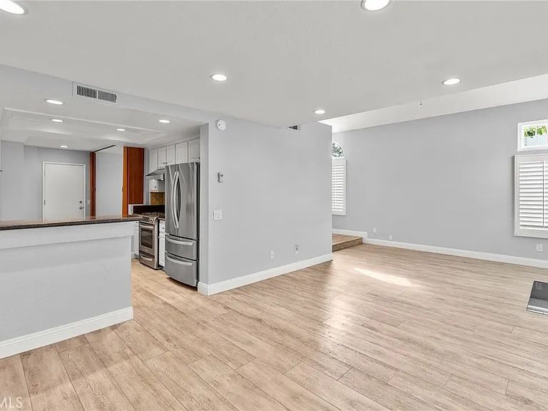 166 Almador — Photo 3
