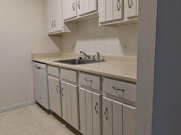 4th image of 2290 S Oneida St APT 205