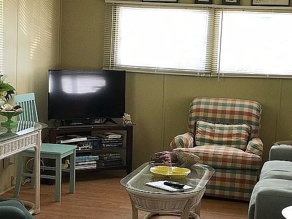 3rd image of 6 Coves End Dr