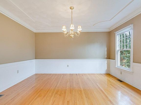 4th image of 42 Joseph Dr
