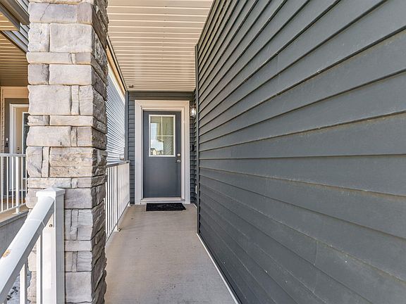 4th image of 407 Conroy Cres SW
