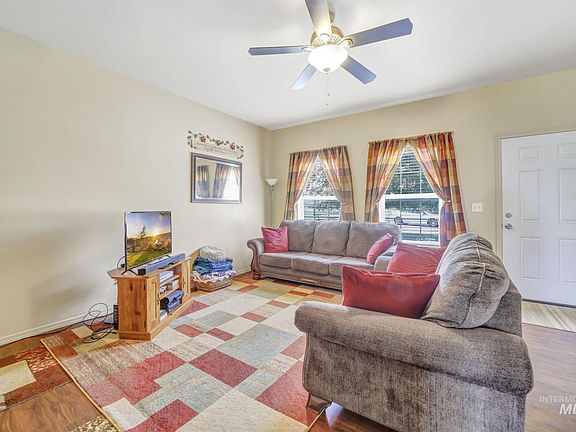 5th image of 843 Parkwood Dr