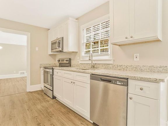 5th image of 664 Laurel Wood Dr