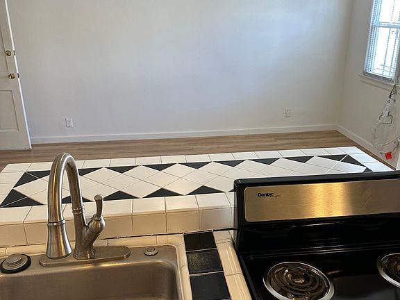 5th image of 632 S Cloverdale Ave