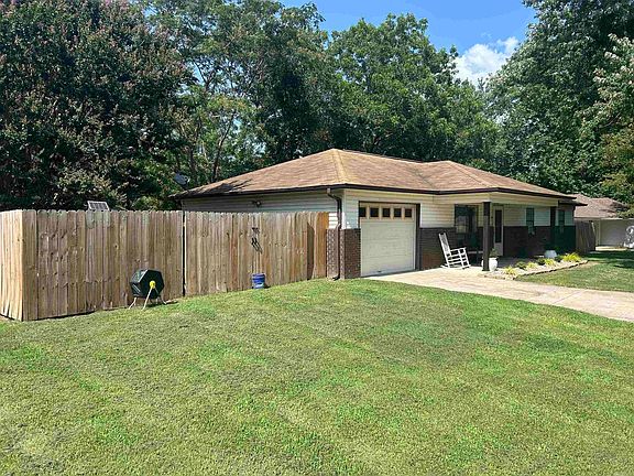 2nd image of 2 Blossom Ln