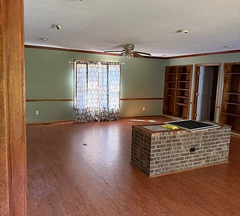 3rd image of 124 Country Road Ext