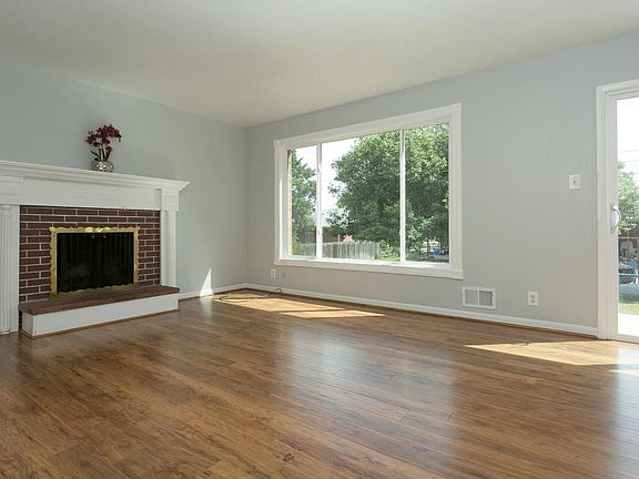 5th image of 228 E 109th Pl