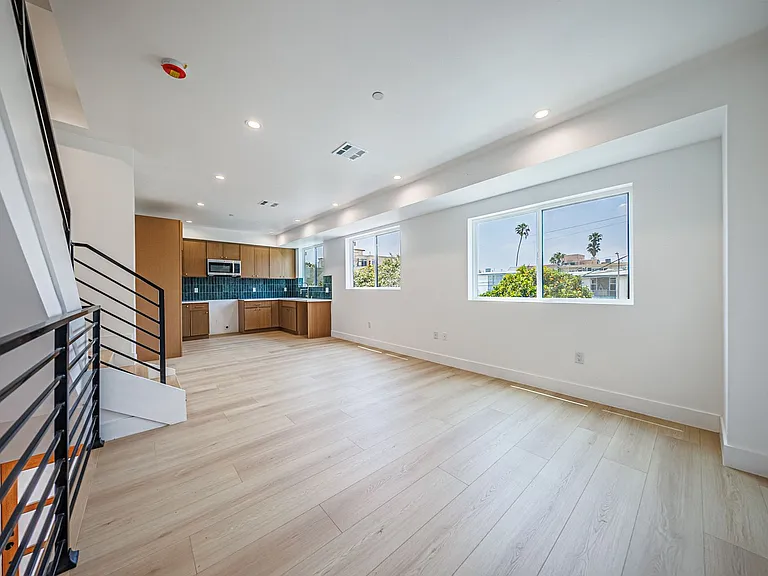 Gorgeous New Townhomes Next To la Cienega Park — Photo 16