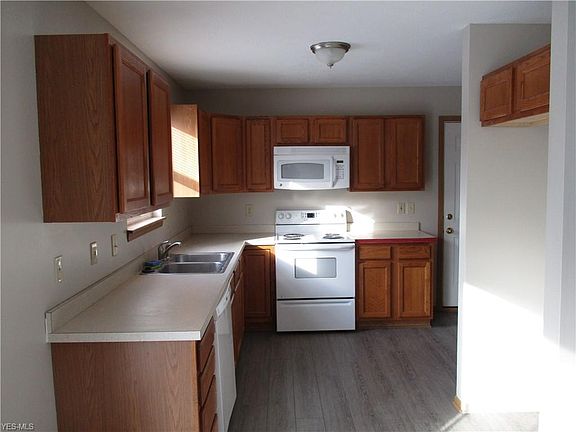 3rd image of 1486 & 1494 Avery St