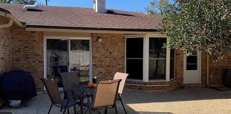 4 bed, 2324 sqft, $2,800 — Photo 2