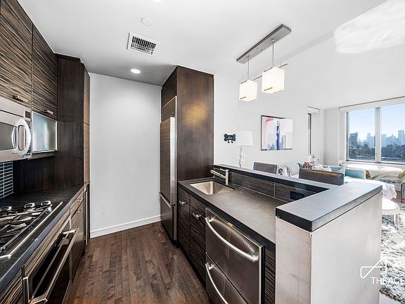 3rd image of 101 W 24th St APT 21C
