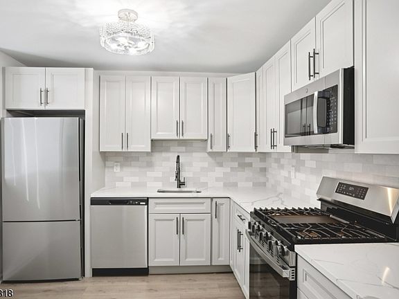 5th image of 9 Maple Ln