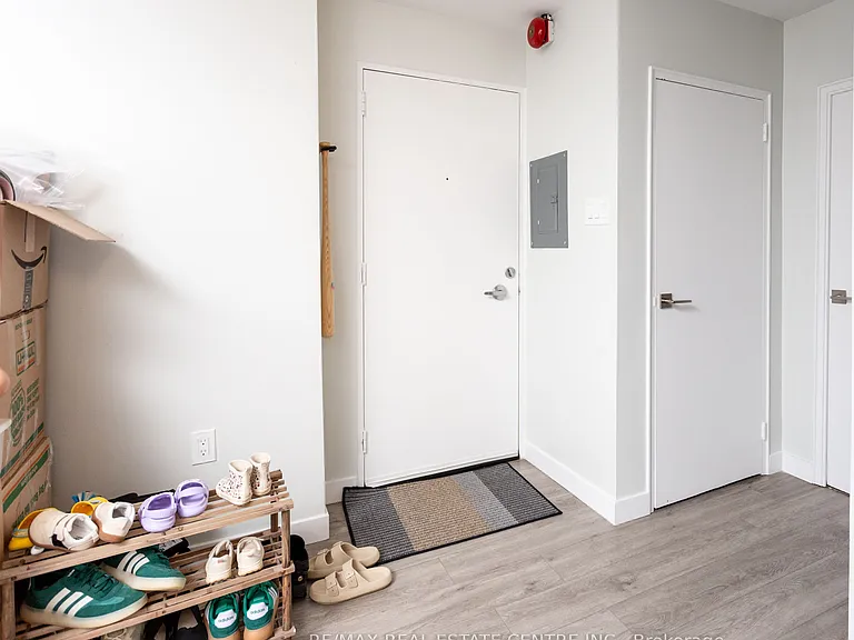 371 Lakeshore Rd W #504 — Photo 4
