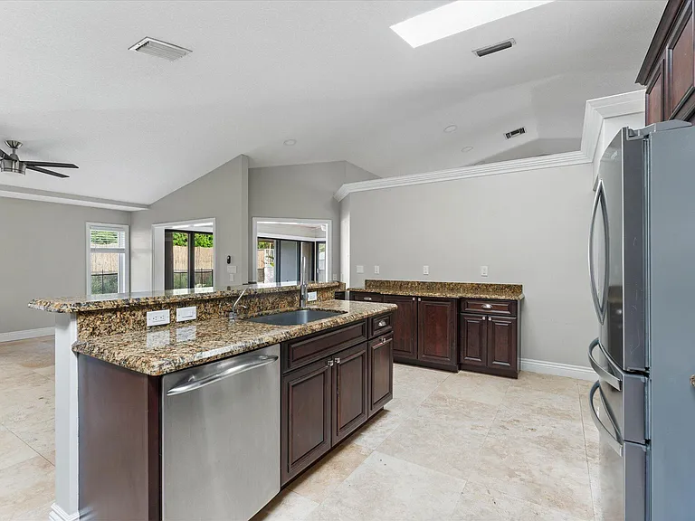 1598 SW 5th Ave — Photo 10
