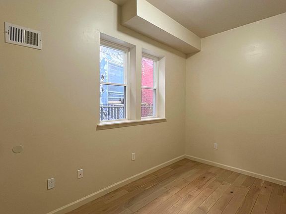 4th image of 1219 W Silver St