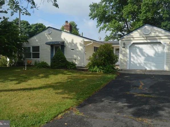 44 Summer Ln, Levittown, PA 19055