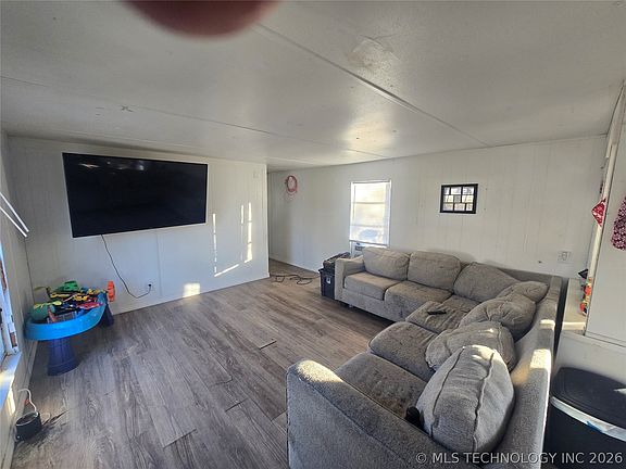 4th image of 415 Russell Rd