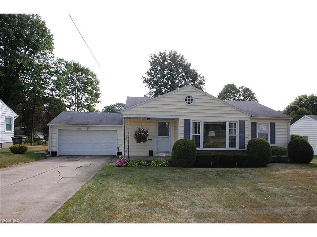 2449 S Schenley Ave photo 1