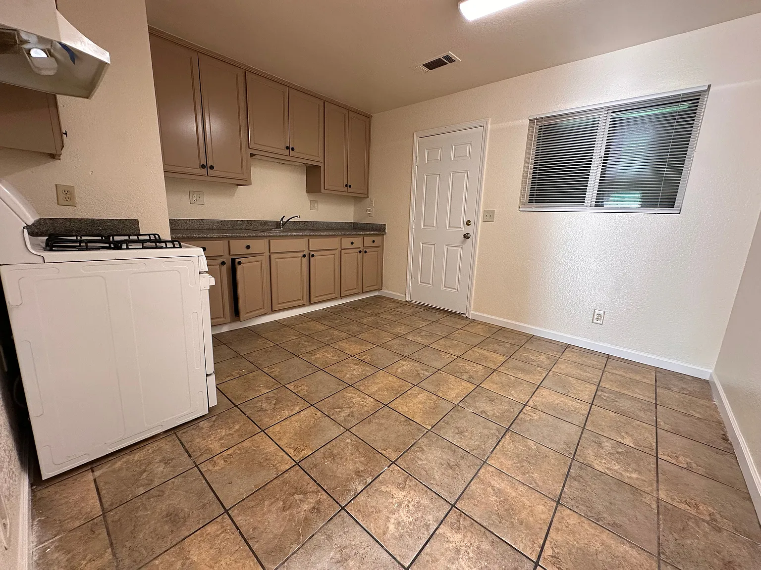 2 bed, 1.0 bath, $1,550 — Photo 2