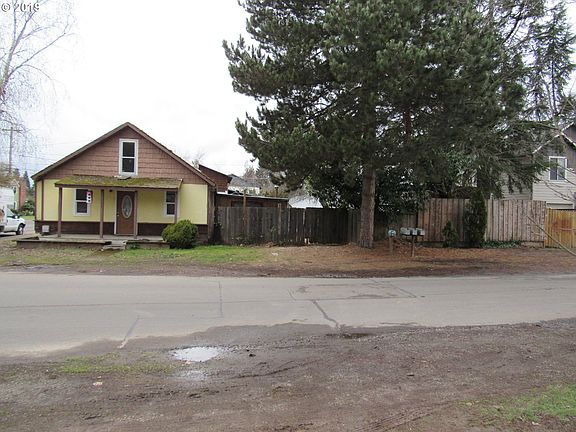3rd image of 303 NW Ebberts Ave