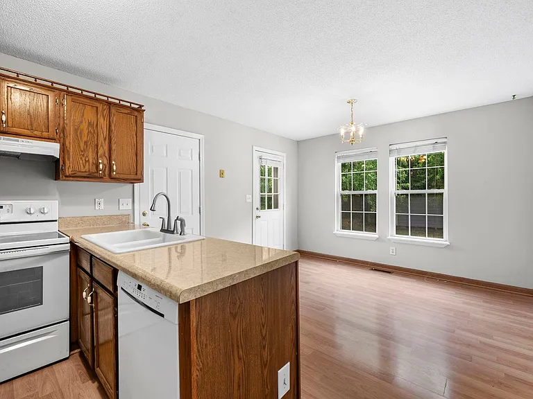 409 Kelsey Dr — Photo 8