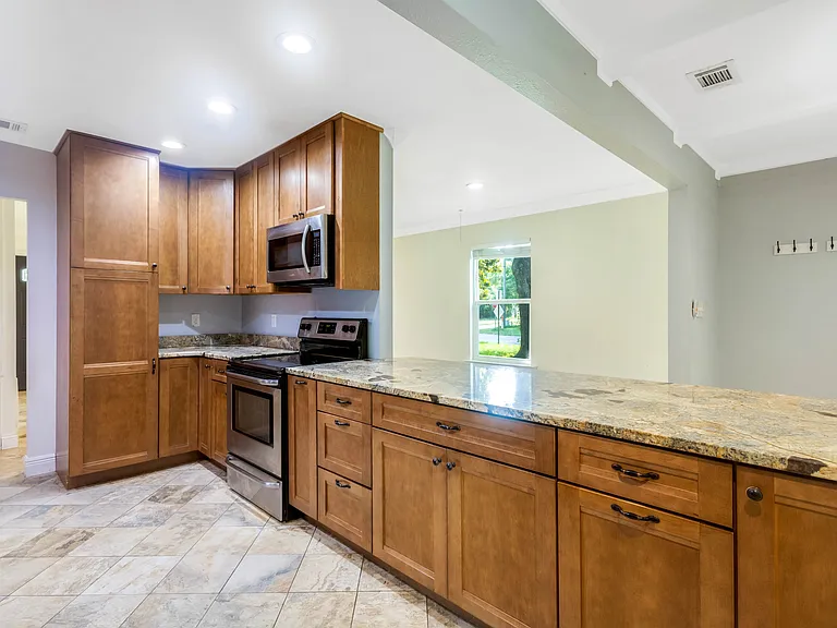 308 Hollywood Blvd SE — Photo 20