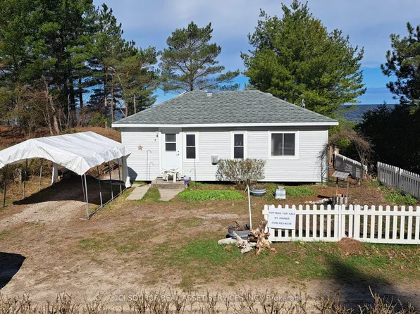 4 Pinewood Dr, Tiny, ON L0L 2T0