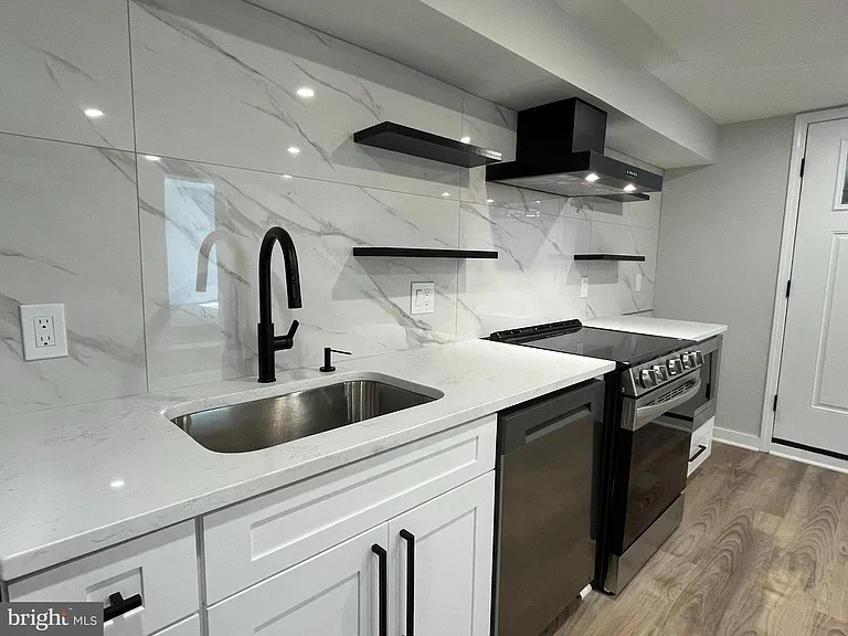 327 Whittier St NW #B — Photo 8
