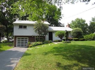 3 Pickthorn Dr, Batavia, NY 14020