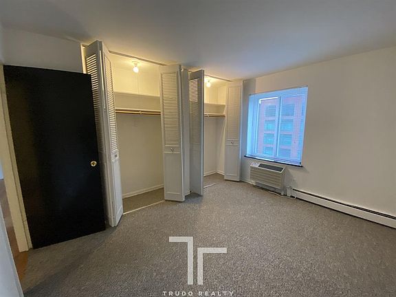 3rd image of 516 W Melrose St #400
