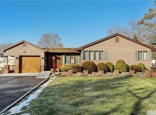 60 Hedgerow Ln, Commack, NY 11725