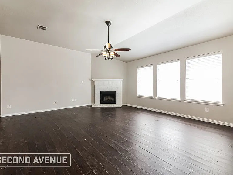 2121 Juniper Dr — Photo 3